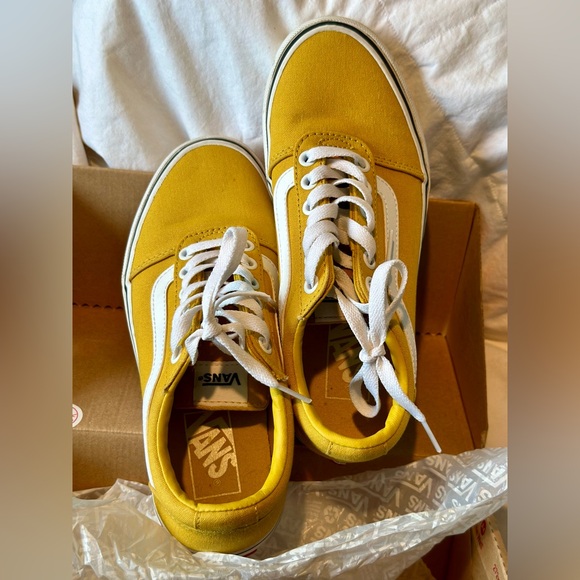 Yellow Vans Sneakers Women’s sz 6.5. EUC, only worn a few times. Smoke free home - Picture 4 of 10